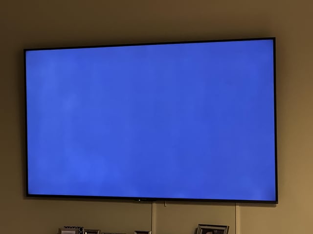 tv-turning-on-off-with-blank-screen-v0-4tvq6i2qa0me1